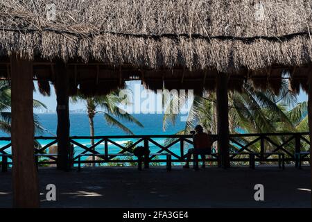 CANCUN, MEXICO - MARS 11.2021: Garrafon Reef Park Beach Club sur la belle île Isla Mujeres, Cancun, Mexique. Entrée du parc aquatique. Banque D'Images