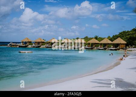 Aruba Mars 2021 plage avec flamants roses à la plage, flamants roses à la plage d'Aruba Island Caraïbes. Un flamant coloré en bord de mer, Renaissance Island Aruba Banque D'Images