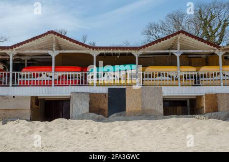 Pédalos situés sous des maisons en bois sur la plage de Sozopol, Bulgarie. Banque D'Images