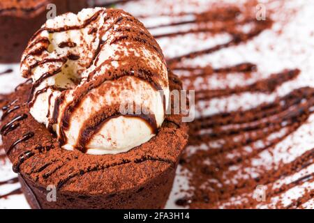 Délicieux fondant au chocolat avec glace à la vanille et sauce caramel. Macro. La photo peut être utilisée comme arrière-plan entier. Banque D'Images