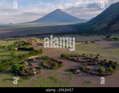 Tir de drone aérien. Village traditionnel de Masai au coucher du soleil près d'Arusha, Tanzanie Banque D'Images