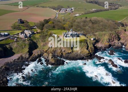 Vue aérienne des propriétés au sommet d'une falaise à St Abbs, Berwickshire, Écosse, Royaume-Uni. Banque D'Images