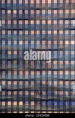 Gratte-ciel bâtiment réflexions de détail sur les fenêtres. Le ciel bleu avec des nuages se reflète sur la façade d'un bâtiment d'affaires Banque D'Images