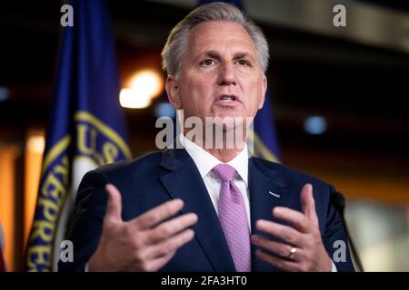 Washington, États-Unis d'Amérique. 22 avril 2021. Kevin McCarthy, le chef de la minorité de la Chambre des États-Unis (républicain de Californie), fait des remarques lors de sa conférence de presse hebdomadaire au Capitole des États-Unis à Washington, DC, le jeudi 22 avril, 2021. Credit: Rod Lamkey/CNP/Sipa USA Credit: SIPA USA/Alay Live News Banque D'Images