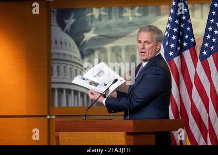 Washington, États-Unis d'Amérique. 22 avril 2021. Kevin McCarthy, le chef de la minorité de la Chambre des États-Unis (républicain de Californie), fait des remarques lors de sa conférence de presse hebdomadaire au Capitole des États-Unis à Washington, DC, le jeudi 22 avril, 2021. Credit: Rod Lamkey/CNP/Sipa USA Credit: SIPA USA/Alay Live News Banque D'Images