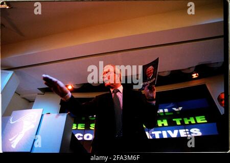 John Major MP lance le manifeste du Parti conservateur 2 avril 1997 le manifeste comprenait un engagement à introduire des réductions d'impôts pour aider à faire de la Grande-Bretagne le meilleur endroit au monde pour vivre. Banque D'Images