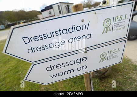 Hagen am Teutoburger Wald, Allemagne. 22 avril 2021. Le « stade de dressage » est inscrit sur un panneau au Horses & Dreams International Horse Show. Credit: Friso Gentsch/dpa/Alay Live News Banque D'Images