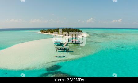 Concept de voyage : plage de sable fin sur une île tropicale de l'atoll de corail à partir de ci-dessus. L'Île Onok, Balabac, Philippines. L'été et les vacances Banque D'Images