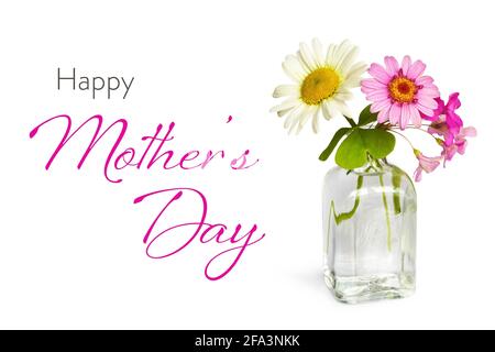 Carte de fête des mères avec fleurs printanières dans un vase isolé sur fond blanc Banque D'Images