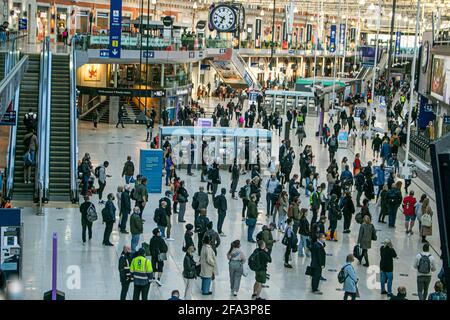 WATERLOO LONDRES, ROYAUME-UNI. 22 avril 2021. La gare de Waterloo est très fréquentée par les navetteurs aux heures de pointe, car les restrictions de verrouillage sont assouplies et les gens commencent à se rendre au travail. Credit amer ghazzal/Alamy Live News Banque D'Images