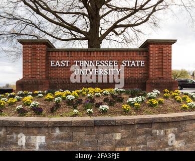 JOHNSON CITY, TN, USA-10 AVRIL 2021: Un panneau architectural en brique identifiant 'East Tennessee State University'. Banque D'Images