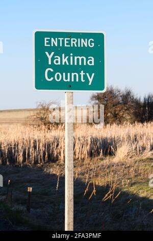 Panneau vert et blanc indiquant la ligne du comté de Yakima à La frontière avec le comté de Klickitat dans la région rurale de l'est de l'État de Washington Banque D'Images