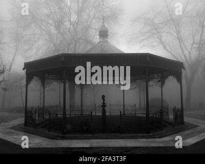 Fuente de Agria en Puertollano (Ciudad Real - Castilla la Mancha, España) bajo una densa niebla. Banque D'Images