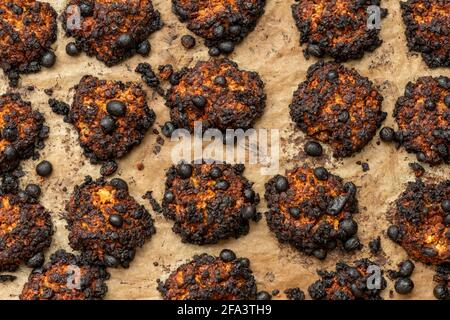 Vue de dessus des biscuits de roche maison brûlés ou des biscuits ou des petits pains Banque D'Images