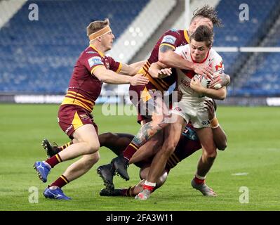 Jack Welsby de St Helens (à droite) affronté par Adam O'Brien de Huddersfield Giants, Chris McQueen et Jermaine McGillvary lors du match de la Super League de Betfred au stade John Smith, Huddersfield. Date de la photo : jeudi 22 avril 2021. Banque D'Images