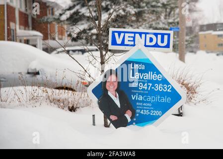 Maison à vendre 'sOld' signe en français, avec une photo de l'agent immobilier. Laval, province de Québec, Canada. Banque D'Images