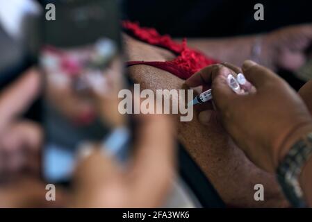 Franca, Sao Paulo, Brésil. 22 avril 2021. L'infirmière applique le vaccin contre le covid-19 aux personnes âgées au drive en Franca. Le Brésil a appliqué au moins la première dose à plus de 27 millions de personnes. Le pays a le plus grand nombre de décès par million d'habitants causés par le coronavirus, avec plus de 381 000 victimes. Crédit: Igor do Vale/ZUMA Wire/Alay Live News Banque D'Images