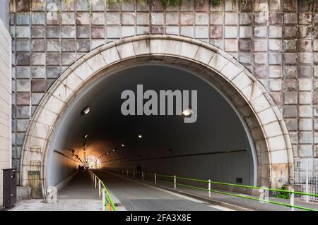 tokyo, japon - avril 06 2021 : infrastructure urbaine d'un tunnel rond passant sous la plus haute montagne de Tokyo, le Mont ATAGO célèbre pour son sanctuaire et son Banque D'Images