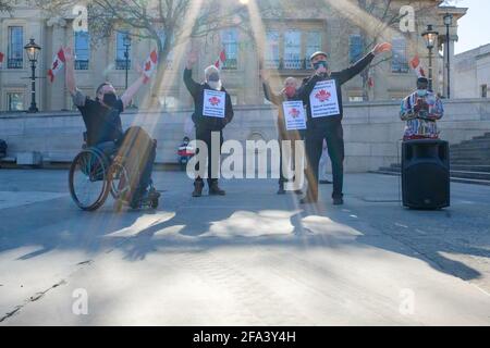 Londres, Royaume-Uni. 22 avril 2021. Londres, Royaume-Uni. 21 avril 2021. Extinction les familles des rébellions se réunissent devant le Haut-commissariat du Canada pour protester contre le forage du delta de l'Okavango pour le pétrole par la société Recon. Crédit: Joao Daniel Pereira. Credit: João Daniel Pereira/Alay Live News Banque D'Images