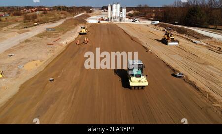 Varsovie, Pologne 04.10.2019 - nivellement des fondations de sol sous l'autoroute. Vue aérienne de drone sur le chantier de construction de routes près de Varsovie, Pologne. Banque D'Images