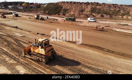 Varsovie, Pologne 04.10.2019 - trafic animé de machines. Vue aérienne de drone sur le chantier de construction de routes près de Varsovie, Pologne. Banque D'Images