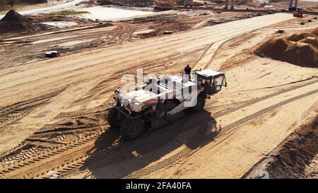 Varsovie, Pologne 04.10.2019 - des machines lourdes préparant le sol de la route à plusieurs voies. Vue aérienne depuis un drone sur le chantier de construction de routes Banque D'Images