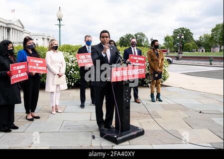 Washington, États-Unis 22 avril 2021. 22 avril 2021 - Washington, DC, États-Unis: Le représentant des États-Unis, Joe Neguse (D-CO), prenant la parole lors d'une conférence de presse sur la fin de l'obstruction parlementaire du Sénat. (Photo de Michael Brochstein/Sipa USA) crédit: SIPA USA/Alay Live News Banque D'Images