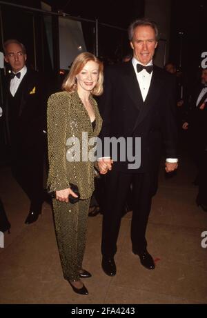 Frances Fisher et Clint Eastwood lors du 50ème Golden Globe Awards à l'hôtel Beverly Hilton à Beverly Hills, Californie, 23 janvier 1993 crédit: Ralph Dominguez/MediaPunch Banque D'Images