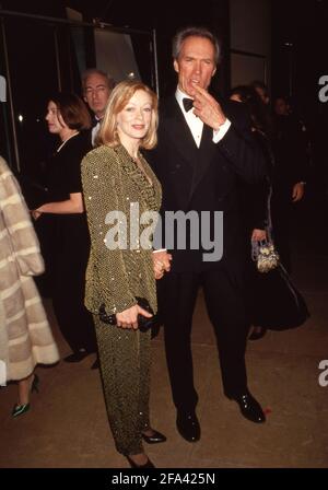 Frances Fisher et Clint Eastwood lors du 50ème Golden Globe Awards à l'hôtel Beverly Hilton à Beverly Hills, Californie, 23 janvier 1993 crédit: Ralph Dominguez/MediaPunch Banque D'Images
