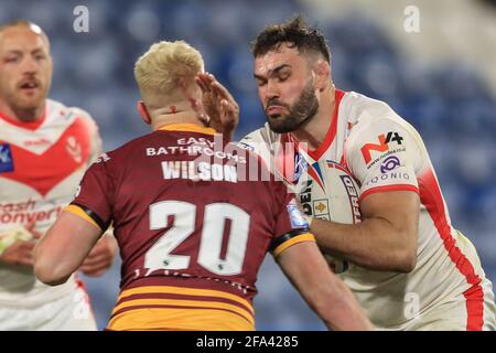 Alex Walmsley (8) de St Helens s'élance dans Oliver Wilson (20) de Huddersfield Giants Banque D'Images