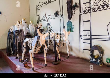 LEON, NICARAGUA - 25 AVRIL 2016 : intérieur du Museo de Leyendas y Tradiciones Musée des mythes et traditions à Leon, Nicaragua. Banque D'Images