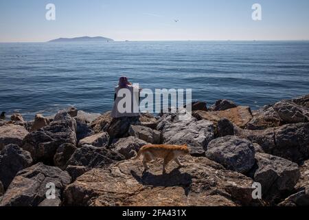 Des gens qui profitent d'une belle journée et du soleil sur les côtes de Bostanci pendant les journées de pandémie avant le couvre-feu à Kadikoy, Istanbul, Turquie, le 22 avril 2021. Banque D'Images