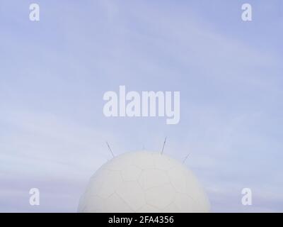 Dôme de la station radar des Services nationaux de la circulation aérienne (NATS), au sommet des collines Lowther, dans les hautes terres méridionales de Dumfries et Galloway. Banque D'Images