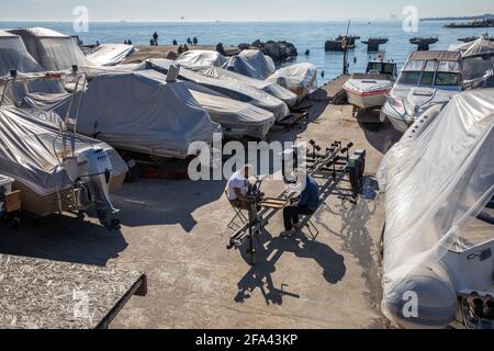 Des gens qui profitent d'une belle journée et du soleil sur les côtes de Bostanci pendant les journées de pandémie avant le couvre-feu à Kadikoy, Istanbul, Turquie, le 22 avril 2021. Banque D'Images