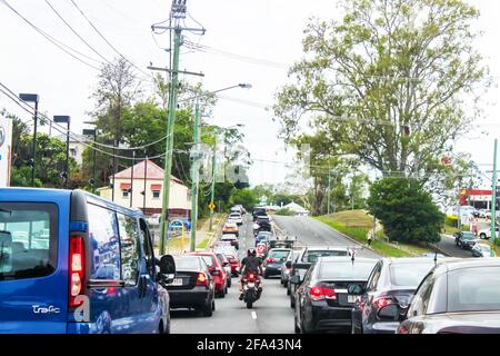 Trafic avec moto se déplaçant entre les voitures dans la banlieue de Brisbane Queensland Australie 12 - 04 - 2014 Banque D'Images