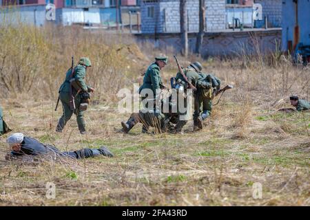 Reconstruction de la Seconde Guerre mondiale. Les soldats allemands transportent les blessés. La Grande guerre patriotique. Libération d'Odessa. Zelenograd Russie avril Banque D'Images