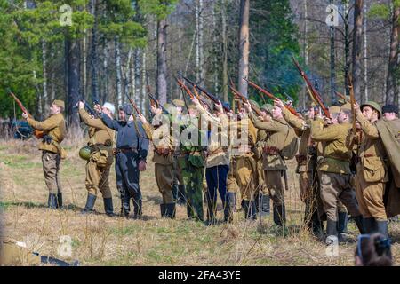 Reconstruction de la Seconde Guerre mondiale. Les soldats russes célèbrent la victoire, une volée de fusils vers le haut. La Grande guerre patriotique. Libération d'Ode Banque D'Images