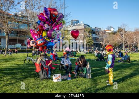 Des gens qui profitent d'une belle journée et du soleil sur les côtes de Bostanci pendant les journées de pandémie avant le couvre-feu à Kadikoy, Istanbul, Turquie, le 22 avril 2021. Banque D'Images