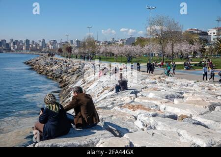 22 avril 2021 : les gens profitent d'une belle journée et du soleil sur les côtes de Bostanci pendant les journées de pandémie avant le couvre-feu à Kadikoy, Istanbul, Turquie, le 22 avril 2021. La Turquie a annoncé un couvre-feu à l'échelle nationale, du 22 avril au 26 avril 2021. Credit: Tolga Ildun/ZUMA Wire/Alamy Live News Banque D'Images