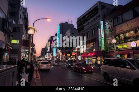 Tokyo, Japon - octobre 20 2020 : vue en début de soirée sur une rue animée près de la gare d'Okubo, dans le centre de Tokyo Banque D'Images