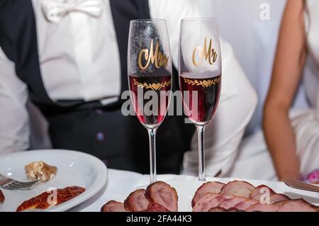 Verres avec vin mousseux sur la table. Mariage Banque D'Images