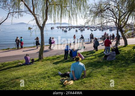 22 avril 2021 : les gens profitent d'une belle journée et du soleil sur les côtes de Bostanci pendant les journées de pandémie avant le couvre-feu à Kadikoy, Istanbul, Turquie, le 22 avril 2021. La Turquie a annoncé un couvre-feu à l'échelle nationale, du 22 avril au 26 avril 2021. Credit: Tolga Ildun/ZUMA Wire/Alamy Live News Banque D'Images