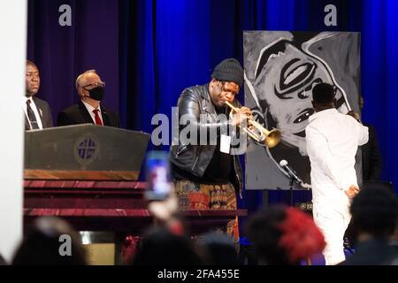 Minneapolis, États-Unis. 22 avril 2021. Le musicien de trompette primé Grammy, Keyon Harrold, joue en tant que peintre et fait un portrait de Daunte Wright à ses funérailles le 22 avril 2021 au Shiloh Temple International Ministries à Minneapolis, Minnesota. (Photo de Brian Feinzimer/Sipa USA) crédit: SIPA USA/Alamy Live News Banque D'Images