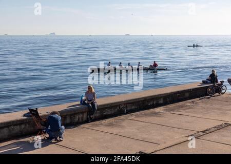 22 avril 2021 : les gens profitent d'une belle journée et du soleil sur les côtes de Bostanci pendant les journées de pandémie avant le couvre-feu à Kadikoy, Istanbul, Turquie, le 22 avril 2021. La Turquie a annoncé un couvre-feu à l'échelle nationale, du 22 avril au 26 avril 2021. Credit: Tolga Ildun/ZUMA Wire/Alamy Live News Banque D'Images