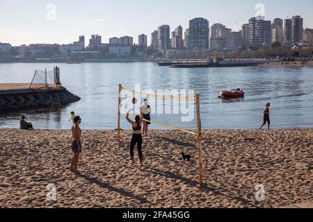 22 avril 2021 : les gens profitent d'une belle journée et du soleil sur les côtes de Bostanci pendant les journées de pandémie avant le couvre-feu à Kadikoy, Istanbul, Turquie, le 22 avril 2021. La Turquie a annoncé un couvre-feu à l'échelle nationale, du 22 avril au 26 avril 2021. Credit: Tolga Ildun/ZUMA Wire/Alamy Live News Banque D'Images