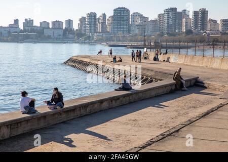 22 avril 2021 : les gens profitent d'une belle journée et du soleil sur les côtes de Bostanci pendant les journées de pandémie avant le couvre-feu à Kadikoy, Istanbul, Turquie, le 22 avril 2021. La Turquie a annoncé un couvre-feu à l'échelle nationale, du 22 avril au 26 avril 2021. Credit: Tolga Ildun/ZUMA Wire/Alamy Live News Banque D'Images