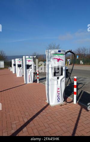 Ionity-Ladestation für Elektroautos auf dem Autobahnrastplatz Auetal, Niedersachsen, Allemagne Banque D'Images