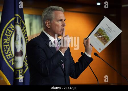 Washington, États-Unis. 22 avril 2021. Kevin Mc Carthy(R-CA), le leader minoritaire de la Chambre, montre un livre sur View from the Biden Border Crisis lors de sa conférence de presse hebdomadaire, aujourd'hui le 25 février 2021 à House Triangle à Washington DC, États-Unis. (Photo de Lénine Nolly/Sipa USA) Credit: SIPA USA/Alay Live News Banque D'Images