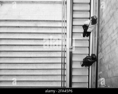 Escalier roulant par le dessus. Comparaison des escaliers mécaniques et des escaliers normaux. Banque D'Images