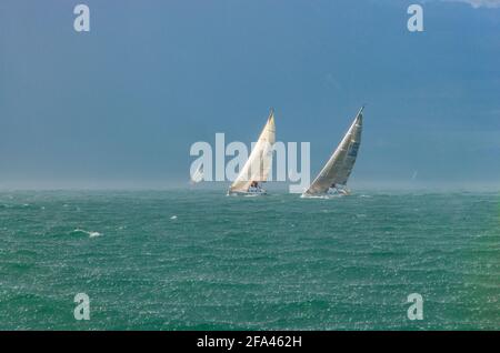 course de yacht sous la pluie Banque D'Images